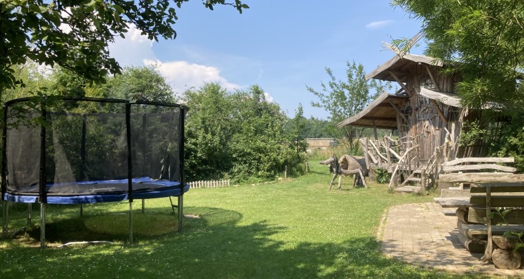 Trampolin auf dem Bauernhof