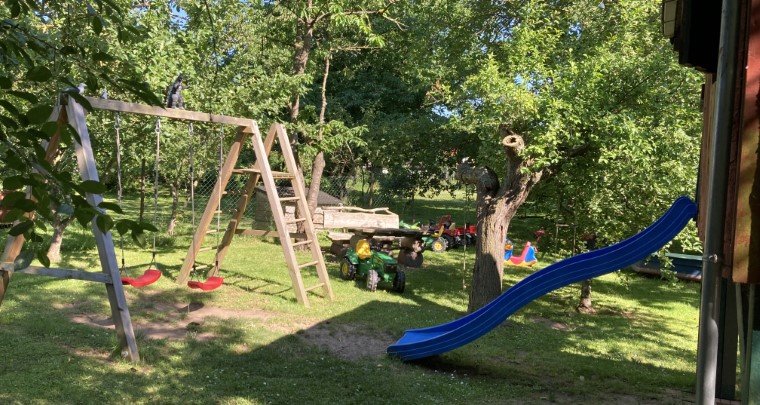 Schaukeln auf dem Bauernhof